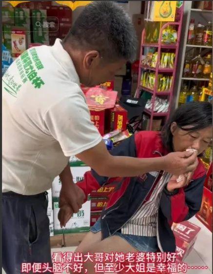 小卖铺老板娘吃瓜视频,吃瓜视频引发网友热议