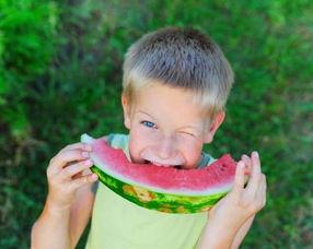 一个吃瓜群众笑哭的视频