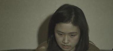 女博主讲解吃瓜过程视频