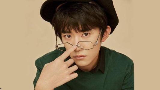 易烊千玺吃瓜博主视频